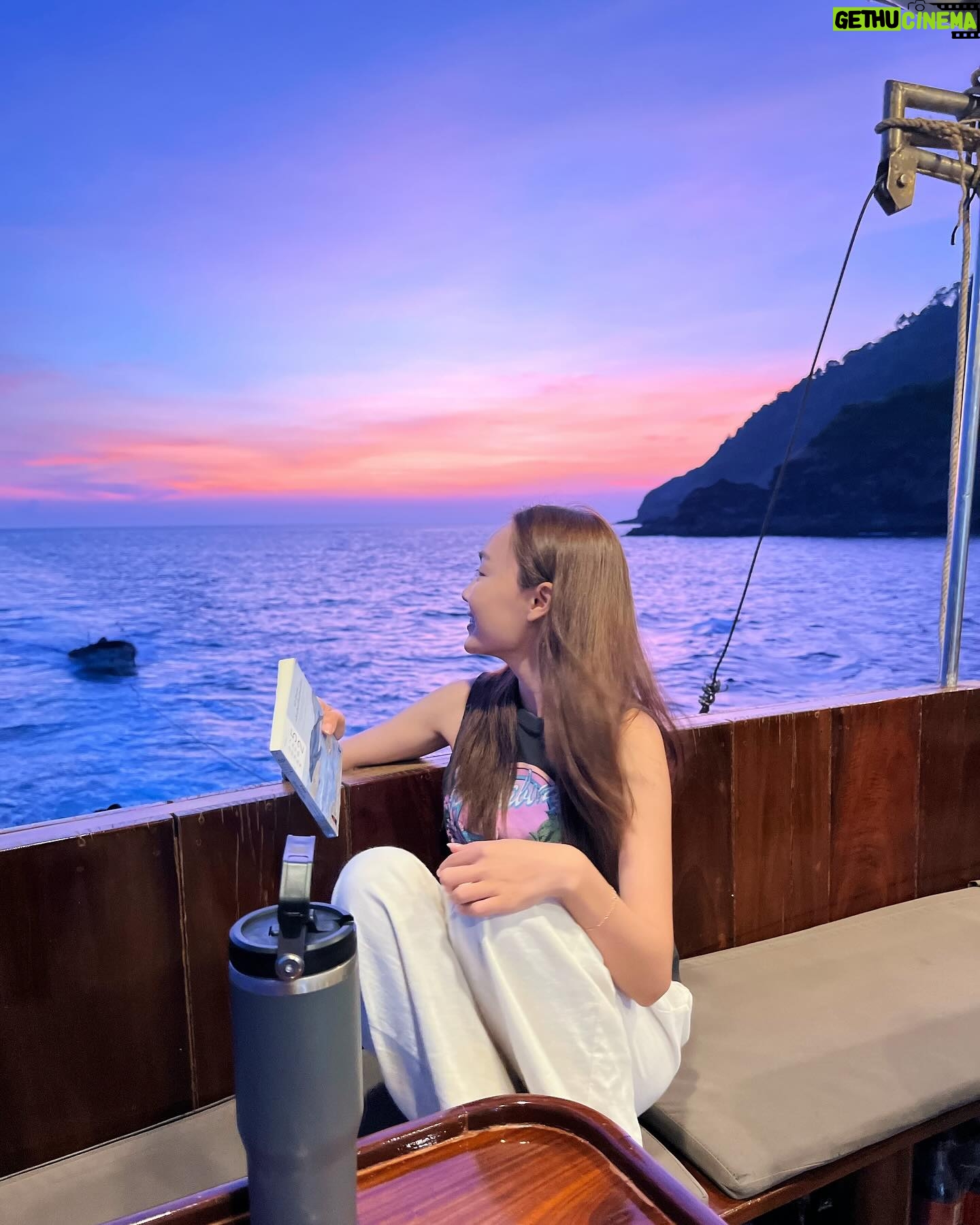 Pichukkana Wongsarattanasin Instagram - ☀️⛴️☀️ นอนบนเรือยาวๆ5วัน ขอให้น้องตัวใหญ่ๆ ใจดี ว่ายมาให้พี่ชมหน่อยน้าาาา~ 🙏🏻🥰 อยากเจอในไทยบ้าง วันนี้ดำไป4ไม่เจอกันเลย 🥹😆