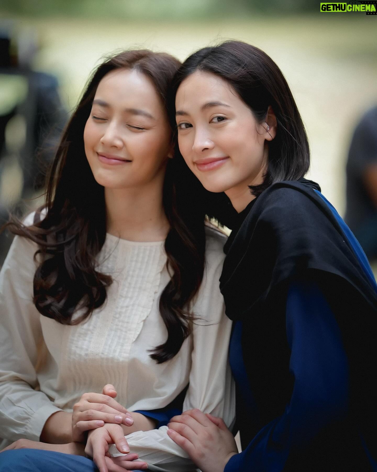 Pichukkana Wongsarattanasin Instagram - #มือปราบมหาอุตม์ เดินทางมาถึงตอนจบแล้วค่า 🥰🙏🏻 ขอบคุณช่อง3 ขอบคุณพี่หงส์ พี่อุ๊ @hokseeeiawtv @thunster @patchanee_c นะคะ ที่ให้โอกาสตาลได้รับบท บุหลัน / กำไล ขอบคุณพี่หนุ่ม ผกก ของเราด้วยค่า 🙏🏻🩷ขอบคุณแก้งค์ตัวตึง พิเก้ดดด @great_rider10 @toey_pongsakorn @pearpitchapa ที่คอยส่งพลังใจ พลังบวกให้กันทุกวัน วลี #ผมชอบทำงานครับ นี่จำไม่ลืม หัวหน้ามาเฟียพี่ @fresh_aris นี่ขาดไม่ได้เลย ขอบคุณนะคะอาจารย์ ที่พาหนูผ่านซีนยากๆไปได้ 🩷ขอบคุณพี่ๆเพื่อนๆน้องๆ นักแสดง ทุกคนสุดยอดมากๆเลยค่ะ ดีใจที่ได้ร่วมงานกันนะคะ เบื้องหน้าดราม่าสู้กันมันส์สุด เบื้องหลังนี่ฮากระจาย5555 🙏🏻🩷ขอบคุณทีมงานเบื้องหลังที่ดูแลพวกเราเป็นอย่างดี ทุกคนเหนื่อยกว่าหนูมากๆ แต่คอยเชียร์ คอยสร้างสีสันให้นักแสดงตลอด คิดถึงนะคะ 🙏🏻🩷 ที่สำคัญ ขอบคุณคนดูที่น่ารัก ขอบคุณทุกการสนับสนุน และกำลังใจ ที่มีให้พวกเรามาตลอดนะคะ รักทุกคนน้า~ ถึงพี่บอย ตากล้องสุดเท่ 🙏🏻🤍 ขอบคุณภาพสวยๆ เสียงหัวเราะ และกำลังใจในทุกๆวันนะพี่ หนูยังจำวันสุดท้ายที่เราทำงานด้วยกันได้อยู่เลย พวกเราคิดถึงพี่เสมอนะคะ
