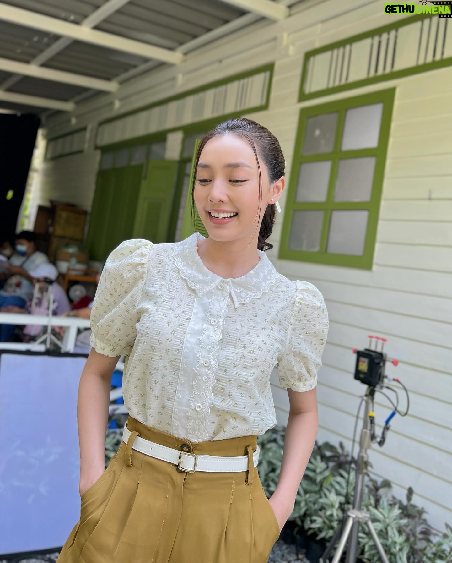Pichukkana Wongsarattanasin Instagram - #มือปราบมหาอุตม์ เดินทางมาถึงตอนจบแล้วค่า 🥰🙏🏻 ขอบคุณช่อง3 ขอบคุณพี่หงส์ พี่อุ๊ @hokseeeiawtv @thunster @patchanee_c นะคะ ที่ให้โอกาสตาลได้รับบท บุหลัน / กำไล ขอบคุณพี่หนุ่ม ผกก ของเราด้วยค่า 🙏🏻🩷ขอบคุณแก้งค์ตัวตึง พิเก้ดดด @great_rider10 @toey_pongsakorn @pearpitchapa ที่คอยส่งพลังใจ พลังบวกให้กันทุกวัน วลี #ผมชอบทำงานครับ นี่จำไม่ลืม หัวหน้ามาเฟียพี่ @fresh_aris นี่ขาดไม่ได้เลย ขอบคุณนะคะอาจารย์ ที่พาหนูผ่านซีนยากๆไปได้ 🩷ขอบคุณพี่ๆเพื่อนๆน้องๆ นักแสดง ทุกคนสุดยอดมากๆเลยค่ะ ดีใจที่ได้ร่วมงานกันนะคะ เบื้องหน้าดราม่าสู้กันมันส์สุด เบื้องหลังนี่ฮากระจาย5555 🙏🏻🩷ขอบคุณทีมงานเบื้องหลังที่ดูแลพวกเราเป็นอย่างดี ทุกคนเหนื่อยกว่าหนูมากๆ แต่คอยเชียร์ คอยสร้างสีสันให้นักแสดงตลอด คิดถึงนะคะ 🙏🏻🩷 ที่สำคัญ ขอบคุณคนดูที่น่ารัก ขอบคุณทุกการสนับสนุน และกำลังใจ ที่มีให้พวกเรามาตลอดนะคะ รักทุกคนน้า~ ถึงพี่บอย ตากล้องสุดเท่ 🙏🏻🤍 ขอบคุณภาพสวยๆ เสียงหัวเราะ และกำลังใจในทุกๆวันนะพี่ หนูยังจำวันสุดท้ายที่เราทำงานด้วยกันได้อยู่เลย พวกเราคิดถึงพี่เสมอนะคะ