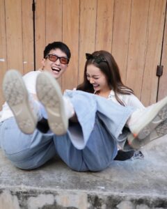 Pichukkana Wongsarattanasin Instagram - โลกนี้มีคนอย่างเธอ และฉันคือคนโชคดี :”) @paipartith ☺️🤍 รักกันแบบหยิกหลัง!! 😂🥹 หลังๆเริ่มหยิกจริง5555 📸 @tongsouthern ขอบคุณอาจารย์ต้องค้าบ 🥰🙏🏻