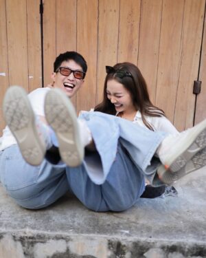 Pichukkana Wongsarattanasin Instagram - โลกนี้มีคนอย่างเธอ และฉันคือคนโชคดี :”) @paipartith ☺️🤍
รักกันแบบหยิกหลัง!! 😂🥹 หลังๆเริ่มหยิกจริง5555 

📸 @tongsouthern  ขอบคุณอาจารย์ต้องค้าบ 🥰🙏🏻