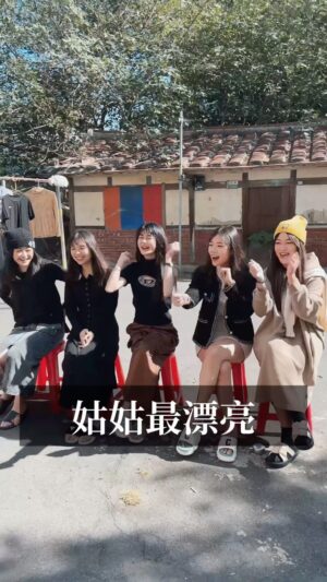 Ping-Ya Tai Instagram - 過年阿姨養成班？！
我該不會要變成以後小孩討厭的長輩吧？

……

一定是啊