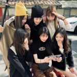 Ping-Ya Tai Instagram - 猜猜我們究竟看到了什麼畫面？☺️ 過年回嘉義打開《#殺人者的購物中心》 原本只是貪圖李棟旭的上空腹肌？ 想不到短短8集加上精彩的故事鋪陳 忍不住就一集接一集看下去！ 表姐妹們還硬要湊過來一起看 （為什麼畫面看起來很八卦？）