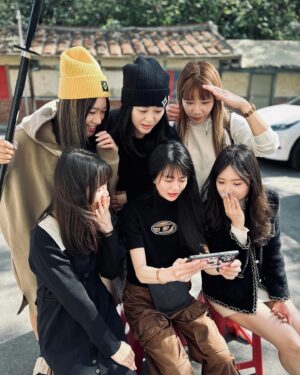 Ping-Ya Tai Instagram - 猜猜我們究竟看到了什麼畫面？☺️
過年回嘉義打開《#殺人者的購物中心》
原本只是貪圖李棟旭的上空腹肌？
想不到短短8集加上精彩的故事鋪陳
忍不住就一集接一集看下去！

表姐妹們還硬要湊過來一起看
（為什麼畫面看起來很八卦？）