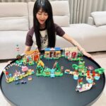 Ping-Ya Tai Instagram - 最近愛上了拼樂高！ 有看得出我的限動不是喵喵、就是拼樂高吧？ 揪似...真的會情不自禁的想快點完成擺起來 雖然過程中我要一直努力不要讓我的玩具變成Mac的玩具 😂 今天要跟大家分享剛完成的寶貝們—— 樂高®動物森友會TM系列 總共有五組！瘋掉！ 完美復刻了動森島上的情境！ 77046 朱黎的生日派對 除了有馬兒朱黎人偶，還有動物森友會TM系列電動遊戲的配件 有蛋糕、蠟燭、氣球、禮物一起慶祝，打造出你喜歡的派對裝飾 重點！朱黎溜滑板超級酷炫！！！ 77047 莉莉安的歡樂露營 跟著莉莉安一起露營搭帳篷、升營火 小河上方還有鉸鏈功能，可以讓莉莉安撐竿跳過河 還有內個...樹上的小櫻桃好少女心 77048 航平的乘船旅行 這是我最喜歡的一盒！！！有超級豐富的小物件 完全就是動物森友會的無人島，細節滿滿誒！ 想像自己躺在被竹子椰子樹圍繞的紅色躺椅上 跟搭船來的烏龜朋友打招呼、約...釣魚？ 77049 西施惠，歡迎來我家 跟傳說中穿著Gucci偷懶的高級上班族西施惠一起參觀音音家 還可以自己配置家具、更換窗框，重新組裝房屋的外觀 把室外的澆花、寄信郵筒玩一玩 再進到房屋喝茶休息 77050 Nook 商店與彭花的家 這套也是很物超所值的一組！竟然有兩棟房子 尤其是翻到背面可以自行規劃商店與彭花家的建築設計 可以利用遊戲中熟悉的配件，組裝變成你喜歡的家 不論是放在家中自娛娛人？或是要送禮都超適合 拼完整個人都跟著很精緻起來了！ 而且整組都是很有質感的印刷磚 還可以把這五個樂高組合結合起來，客製化自己的小島唷！ 阿甜：內～什麼時候會出我的樂高？  @legotw_official #台灣樂高 # #樂高動物森友會 #樂高島民集合啦