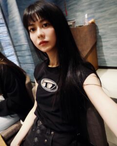 Ping-Ya Tai Instagram - 不知道當初衣服的設計師有沒有想那麼遠🤔
