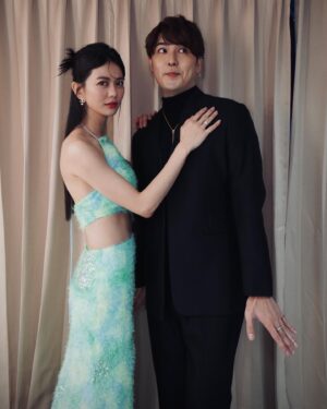 Ping-Ya Tai Instagram - 走鐘獎典禮戶外觀禮訪問，一位可愛的民眾顫抖的說「謝謝YouTuber們，帶給我很多歡樂。」
聽完我差點噴淚耶…先不論是否對我說，還是感受到溫暖😊
⁡
想不到吧，其實我很膽怯參加大型活動甚至拍攝，因為我怕怯場表現不好、害怕負評。
⁡
但麻希 @makihagami 作為窗口一直鼓勵我(可惜沒拍到照，但我在後台有捏到她的罩👙)
⁡
以及工作室很有活力的團隊同事們，在那邊半強迫 鼓勵我要拍片。也是，五屆走鐘獎包含今年典禮上我拍過兩次而已，而這次來的最大目的不就是為了想認識 鼓勵其它或新興的創作者嗎？
⁡
也不能說我做的有多好，即便是老屁股/新鮮的胸，也要盡一點點力量帶來影響力。
⁡
#快去白癡公主頻道看新片
⁡
雖然很少外出社交，但看到熟面孔還是很開心了
⁡
P1.別看她這樣(怎樣?)如果要講義氣，這位女子可以排在榜上
⁡
P2.這男人我要把他給吃掉了
⁡
P3.我的雙胞胎妹妹desu
⁡
P4.只捕捉到小弟弟
⁡
P5.跟你搭配好安心
⁡
P6.結尾抓到偷覓食的小奶怪(說誰?

#走鐘獎 @walkbelljohn
