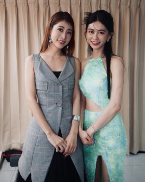 Ping-Ya Tai Instagram - 走鐘獎典禮戶外觀禮訪問，一位可愛的民眾顫抖的說「謝謝YouTuber們，帶給我很多歡樂。」
聽完我差點噴淚耶…先不論是否對我說，還是感受到溫暖😊
⁡
想不到吧，其實我很膽怯參加大型活動甚至拍攝，因為我怕怯場表現不好、害怕負評。
⁡
但麻希 @makihagami 作為窗口一直鼓勵我(可惜沒拍到照，但我在後台有捏到她的罩👙)
⁡
以及工作室很有活力的團隊同事們，在那邊半強迫 鼓勵我要拍片。也是，五屆走鐘獎包含今年典禮上我拍過兩次而已，而這次來的最大目的不就是為了想認識 鼓勵其它或新興的創作者嗎？
⁡
也不能說我做的有多好，即便是老屁股/新鮮的胸，也要盡一點點力量帶來影響力。
⁡
#快去白癡公主頻道看新片
⁡
雖然很少外出社交，但看到熟面孔還是很開心了
⁡
P1.別看她這樣(怎樣?)如果要講義氣，這位女子可以排在榜上
⁡
P2.這男人我要把他給吃掉了
⁡
P3.我的雙胞胎妹妹desu
⁡
P4.只捕捉到小弟弟
⁡
P5.跟你搭配好安心
⁡
P6.結尾抓到偷覓食的小奶怪(說誰?

#走鐘獎 @walkbelljohn