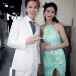 Ping-Ya Tai Instagram – 走鐘獎典禮戶外觀禮訪問，一位可愛的民眾顫抖的說「謝謝YouTuber們，帶給我很多歡樂。」
聽完我差點噴淚耶…先不論是否對我說，還是感受到溫暖😊
⁡
想不到吧，其實我很膽怯參加大型活動甚至拍攝，因為我怕怯場表現不好、害怕負評。
⁡
但麻希 @makihagami 作為窗口一直鼓勵我(可惜沒拍到照，但我在後台有捏到她的罩👙)
⁡
以及工作室很有活力的團隊同事們，在那邊半強迫 鼓勵我要拍片。也是，五屆走鐘獎包含今年典禮上我拍過兩次而已，而這次來的最大目的不就是為了想認識 鼓勵其它或新興的創作者嗎？
⁡
也不能說我做的有多好，即便是老屁股/新鮮的胸，也要盡一點點力量帶來影響力。
⁡
#快去白癡公主頻道看新片
⁡
雖然很少外出社交，但看到熟面孔還是很開心了
⁡
P1.別看她這樣(怎樣?)如果要講義氣，這位女子可以排在榜上
⁡
P2.這男人我要把他給吃掉了
⁡
P3.我的雙胞胎妹妹desu
⁡
P4.只捕捉到小弟弟
⁡
P5.跟你搭配好安心
⁡
P6.結尾抓到偷覓食的小奶怪(說誰?

#走鐘獎 @walkbelljohn