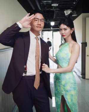 Ping-Ya Tai Instagram - 走鐘獎典禮戶外觀禮訪問，一位可愛的民眾顫抖的說「謝謝YouTuber們，帶給我很多歡樂。」
聽完我差點噴淚耶…先不論是否對我說，還是感受到溫暖😊
⁡
想不到吧，其實我很膽怯參加大型活動甚至拍攝，因為我怕怯場表現不好、害怕負評。
⁡
但麻希 @makihagami 作為窗口一直鼓勵我(可惜沒拍到照，但我在後台有捏到她的罩👙)
⁡
以及工作室很有活力的團隊同事們，在那邊半強迫 鼓勵我要拍片。也是，五屆走鐘獎包含今年典禮上我拍過兩次而已，而這次來的最大目的不就是為了想認識 鼓勵其它或新興的創作者嗎？
⁡
也不能說我做的有多好，即便是老屁股/新鮮的胸，也要盡一點點力量帶來影響力。
⁡
#快去白癡公主頻道看新片
⁡
雖然很少外出社交，但看到熟面孔還是很開心了
⁡
P1.別看她這樣(怎樣?)如果要講義氣，這位女子可以排在榜上
⁡
P2.這男人我要把他給吃掉了
⁡
P3.我的雙胞胎妹妹desu
⁡
P4.只捕捉到小弟弟
⁡
P5.跟你搭配好安心
⁡
P6.結尾抓到偷覓食的小奶怪(說誰?

#走鐘獎 @walkbelljohn