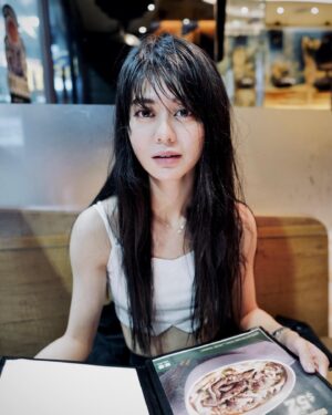 Ping-Ya Tai Instagram - 香港怎麼開始下起雨了呢