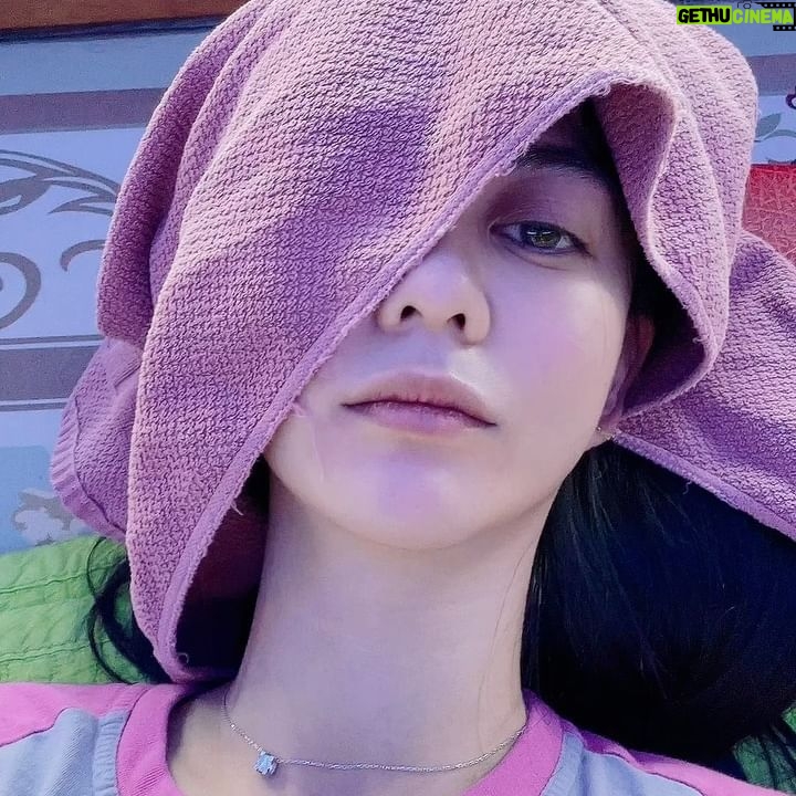 Ping-Ya Tai Instagram - 第一次的出國員旅,第一次的濟州島,第一次的紅眼班機,第一次的汗蒸幕,第一次躺著化妝... 抵達時清晨6點,吃完道地鮑魚粥補鮑後,決定去汗蒸幕補眠。 剛闔眼後幾個旅行團陸續進來,旁邊都躺著互不相識的人。一位阿姨對著比她年長的長輩大吼:阿姨!安靜啦!!!! 一切就緒後,在有限空間裡, 同時聽到50、90、125CC黃紅牌重機油門聲浪, 甚至超跑和各種不同噸數的卡車引擎聲 伴隨著此起彼落的交響樂入眠後,醒來又是活龍一條了