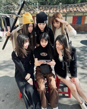 Ping-Ya Tai Instagram - 猜猜我們究竟看到了什麼畫面？☺️
過年回嘉義打開《#殺人者的購物中心》
原本只是貪圖李棟旭的上空腹肌？
想不到短短8集加上精彩的故事鋪陳
忍不住就一集接一集看下去！

表姐妹們還硬要湊過來一起看
（為什麼畫面看起來很八卦？）