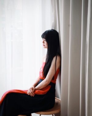 Ping-Ya Tai Instagram - 內估，免費招待粉絲😍 4/19 戴小姐本人首次主演的電影《鬼天廈》要上映了
這比大學放榜還要讓人緊張害怕
所以戴小姐要來招待大家免費看電影！

想來欣賞美女的以下幾點請看10遍：

🔴 日期：2024.04.20 （六）
🔴 地點：台北信義威秀影城（台北市信義區松壽路20號）
🔴 參加辦法：
18:00 工作人員將於信義威秀一樓騎樓準時發放號碼牌。
前20名拿到號碼牌的粉絲可以免費入場觀影，依現場順序為準，座位有限，額滿為止。
18:30 憑號碼牌於接待桌領票，痴痴會在現場與大家進行互動小遊戲。
19:30 電影開演
21:00 映後Q&A

🔵 想支持痴痴的，也可以在現場購買《鬼天廈》電影交換券，請自備現金220元/張（不找零）
🔵 沒有拿到號碼牌的觀眾，也歡迎來與野生的痴痴互動

包場前其實想了很久，怕像我逼迫大家來看一樣，更怕好友們會不好意思拒絕
感謝友人霸氣地說要包場招待大家
還有謝謝被我騷擾的熟人及合作對象們
看完後覺得麗美很美麗的都可以來找我交3千字心得

Makeup&Hair @doris0505 
Stylist @imobihsu 
👗 @timmy_chouuuuu 
💎 @oliviayaojewellery @cartier 
⌚️ @cartierwatchcommunity 

@mystery_writers_movie  @skyfilms_movie 
#鬼天廈  #華映娛樂