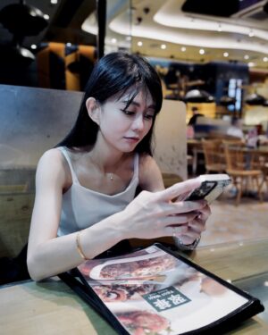 Ping-Ya Tai Instagram - 香港怎麼開始下起雨了呢