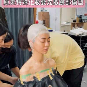 Ping-Ya Tai Instagram - 難道導演找我演女鬼，不是因為大眼睛嗎？
「沒有，我們決定要把妳的特徵遮起來。」
⁡
定裝試了兩次，三種不同造型的魔化麗美。
菜鳥如我沒禮貌的發問：可是，我看不到，那該怎麼演？卻忘了五官只是扣掉眼睛，何況還有四肢和聲音可以發揮呢
⁡
而電影拍攝地在基隆一處廢棄的大賣場大樓，記得12、1月的寒冬每日飄風苦雨。我自己除了身體，四肢都有特殊妝，加上角色造型得衣服單薄，是無法穿貓皮?保暖的。
⁡
最令人崩潰的每天得花４小時化特殊妝
(結束還得５個人一小時的人力才卸好妝)
⁡
然而，對皮膚的小小小影響就是…
畢竟只有超油卸妝油才能將假皮顏料卸除，因此浮出幾個爛痘。加上長時間塗塗抹抹，臉因此大脫皮受傷，一上妝就裂掉了🤣
⁡
感謝儲旭老師領班的特化團隊，有了你們我變得更有造型。從無到有的造型設計提案，前製期的假肢與人臉翻模雕塑。

特殊化妝的製作遠比我們想像的還辛苦
⁡
戴小姐在這段期間無比榮幸長了知識還與非常專業團隊合作😊
⁡
P1.為了要做我臉上的假皮，事先到特化工作室翻模
(如果是做假奶，就是塗在我胸上)
還很擔心先詢問：本身有沒有幽閉恐懼？眼前會一片黑一陣子喔
⁡
P4.每日體感溫度11，劇組人員怕我冷，特地放一台暖氣。還能躺著化妝，我舒服睡著了
⁡
特效化妝 / @chuxu_chuxu 
@xuan.xuan.lu 
@yangrui_uca 
@kuan_work 
Zhang Xiangling
Yvonne Su 
@goodjobfx 

@mystery_writers_movie 
#鬼天廈