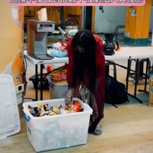 Ping-Ya Tai Instagram - 難道導演找我演女鬼，不是因為大眼睛嗎？
「沒有，我們決定要把妳的特徵遮起來。」
⁡
定裝試了兩次，三種不同造型的魔化麗美。
菜鳥如我沒禮貌的發問：可是，我看不到，那該怎麼演？卻忘了五官只是扣掉眼睛，何況還有四肢和聲音可以發揮呢
⁡
而電影拍攝地在基隆一處廢棄的大賣場大樓，記得12、1月的寒冬每日飄風苦雨。我自己除了身體，四肢都有特殊妝，加上角色造型得衣服單薄，是無法穿貓皮?保暖的。
⁡
最令人崩潰的每天得花４小時化特殊妝
(結束還得５個人一小時的人力才卸好妝)
⁡
然而，對皮膚的小小小影響就是…
畢竟只有超油卸妝油才能將假皮顏料卸除，因此浮出幾個爛痘。加上長時間塗塗抹抹，臉因此大脫皮受傷，一上妝就裂掉了🤣
⁡
感謝儲旭老師領班的特化團隊，有了你們我變得更有造型。從無到有的造型設計提案，前製期的假肢與人臉翻模雕塑。

特殊化妝的製作遠比我們想像的還辛苦
⁡
戴小姐在這段期間無比榮幸長了知識還與非常專業團隊合作😊
⁡
P1.為了要做我臉上的假皮，事先到特化工作室翻模
(如果是做假奶，就是塗在我胸上)
還很擔心先詢問：本身有沒有幽閉恐懼？眼前會一片黑一陣子喔
⁡
P4.每日體感溫度11，劇組人員怕我冷，特地放一台暖氣。還能躺著化妝，我舒服睡著了
⁡
特效化妝 / @chuxu_chuxu 
@xuan.xuan.lu 
@yangrui_uca 
@kuan_work 
Zhang Xiangling
Yvonne Su 
@goodjobfx 

@mystery_writers_movie 
#鬼天廈