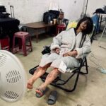 Ping-Ya Tai Instagram - 難道導演找我演女鬼，不是因為大眼睛嗎？ 「沒有，我們決定要把妳的特徵遮起來。」 ⁡ 定裝試了兩次，三種不同造型的魔化麗美。 菜鳥如我沒禮貌的發問：可是，我看不到，那該怎麼演？卻忘了五官只是扣掉眼睛，何況還有四肢和聲音可以發揮呢 ⁡ 而電影拍攝地在基隆一處廢棄的大賣場大樓，記得12、1月的寒冬每日飄風苦雨。我自己除了身體，四肢都有特殊妝，加上角色造型得衣服單薄，是無法穿貓皮?保暖的。 ⁡ 最令人崩潰的每天得花４小時化特殊妝 (結束還得５個人一小時的人力才卸好妝) ⁡ 然而，對皮膚的小小小影響就是… 畢竟只有超油卸妝油才能將假皮顏料卸除，因此浮出幾個爛痘。加上長時間塗塗抹抹，臉因此大脫皮受傷，一上妝就裂掉了🤣 ⁡ 感謝儲旭老師領班的特化團隊，有了你們我變得更有造型。從無到有的造型設計提案，前製期的假肢與人臉翻模雕塑。 特殊化妝的製作遠比我們想像的還辛苦 ⁡ 戴小姐在這段期間無比榮幸長了知識還與非常專業團隊合作😊 ⁡ P1.為了要做我臉上的假皮，事先到特化工作室翻模 (如果是做假奶，就是塗在我胸上) 還很擔心先詢問：本身有沒有幽閉恐懼？眼前會一片黑一陣子喔 ⁡ P4.每日體感溫度11，劇組人員怕我冷，特地放一台暖氣。還能躺著化妝，我舒服睡著了 ⁡ 特效化妝 / @chuxu_chuxu @xuan.xuan.lu @yangrui_uca @kuan_work Zhang Xiangling Yvonne Su @goodjobfx @mystery_writers_movie #鬼天廈
