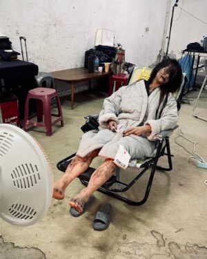 Ping-Ya Tai Instagram - 難道導演找我演女鬼，不是因為大眼睛嗎？
「沒有，我們決定要把妳的特徵遮起來。」
⁡
定裝試了兩次，三種不同造型的魔化麗美。
菜鳥如我沒禮貌的發問：可是，我看不到，那該怎麼演？卻忘了五官只是扣掉眼睛，何況還有四肢和聲音可以發揮呢
⁡
而電影拍攝地在基隆一處廢棄的大賣場大樓，記得12、1月的寒冬每日飄風苦雨。我自己除了身體，四肢都有特殊妝，加上角色造型得衣服單薄，是無法穿貓皮?保暖的。
⁡
最令人崩潰的每天得花４小時化特殊妝
(結束還得５個人一小時的人力才卸好妝)
⁡
然而，對皮膚的小小小影響就是…
畢竟只有超油卸妝油才能將假皮顏料卸除，因此浮出幾個爛痘。加上長時間塗塗抹抹，臉因此大脫皮受傷，一上妝就裂掉了🤣
⁡
感謝儲旭老師領班的特化團隊，有了你們我變得更有造型。從無到有的造型設計提案，前製期的假肢與人臉翻模雕塑。

特殊化妝的製作遠比我們想像的還辛苦
⁡
戴小姐在這段期間無比榮幸長了知識還與非常專業團隊合作😊
⁡
P1.為了要做我臉上的假皮，事先到特化工作室翻模
(如果是做假奶，就是塗在我胸上)
還很擔心先詢問：本身有沒有幽閉恐懼？眼前會一片黑一陣子喔
⁡
P4.每日體感溫度11，劇組人員怕我冷，特地放一台暖氣。還能躺著化妝，我舒服睡著了
⁡
特效化妝 / @chuxu_chuxu 
@xuan.xuan.lu 
@yangrui_uca 
@kuan_work 
Zhang Xiangling
Yvonne Su 
@goodjobfx 

@mystery_writers_movie 
#鬼天廈