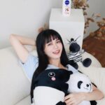 Ping-Ya Tai Instagram - 認識我的人都知道我超怕變黑 而且一黑就會超明顯！尤其是在鏡頭前 畢竟不是天生超級白肉底 對呀 儘管已經能不出門就不出門了 但迫於家還有男友（Mac）小孩（阿甜）要養 還是常常得在豔陽高照的大熱天拍攝 冬天包緊緊的還沒事，但夏天想躲都躲不掉！ 常常拍攝完回家洗澡時 發現青春美麗的肉體竟然多了背心、手錶、脖子色差 直接成為色差系動物本人 照鏡子會不小心嚇到自己的程度... 還好我有妮維雅亮白極致嫩膚乳液！ 連續十年No.1美白權威，可以當個零色差公主 因為它含有95%高純度維他命C、50倍維他命C之卡姆果、甘草成分 而且只要5天！就可以瞬間讓肌膚變得更亮白 加上還有酪梨油、綠茶等成分，可以24小時長效保濕 前陣子曬黑剛好測試，真的只有5天恢復成原本膚色！ 美少女我本人不會被這個夏天打敗的... 出門口訣：手機、鑰匙、錢包 睡前口訣：擦乳液、變白、保濕 擦乳液已變成每天晚上給自己一個儀式感 雖然年過30…但還是要當個白白香香嫩嫩的女森吧 現在洗澡時都會心情很好的欣賞自己亮白、膚色均勻的肌膚？ 嗯對...已強迫分享給同事們了，每天監督他們使用 年終考核多一項：檢查身體是否有色差 也把夏天必備的乳液分享給超級白的安啾 @anjouclever #妮維雅 #NIVEA #終結色差系動物 #5天極致亮白 #亮白極致嫩膚乳液 #No1美白專家