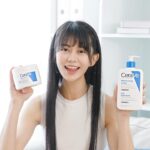 Ping-Ya Tai Instagram - 每次遇上天氣變化 me的皮膚就會乾癢出屑 我這火辣的身材怎麼可以被這些屑屑玷污？   上次Cosplay冰雪女王遇到乾妹妹還得幫她擦乳液 這次扮演呷麵女郎也因為抓癢痕跡而被瘋狂粉絲認出 每到這種危肌時刻就要出動我的愛—適樂膚CeraVe   別的時候你沒買就算了 但雙11這麼優惠錯過就真的恩湯 全館限時85折！ 一年就這麼一次最後優惠！ 一年四季的份我都要趁這次囤起來   適樂膚CeraVe有兩款超強保濕產品 可以根據肌膚需求選擇不同的質地 長效清爽保濕乳、長效潤澤修護霜 兩款都不會黏又好保濕   其中含有的高效三重神經醯胺 (EOP、AP、NP) 可以修護肌膚脫屑及乾癢症狀 除了有美國濕疹協會的安心認證外 保濕舒緩效果也好到連美國皮膚科醫師都第一推薦 而且就因為它的成分很單純 不管是阿公阿嬤爸爸媽媽叔叔阿姨嬸嬸外甥鄰居都可以用 各種乾、各種癢、各種屑都能OUT 現在就手機打開立刻就到momo/蝦皮搶購   偷偷預告這兩天我會上線直播熱舞（並沒有） 大家會準時收看咩？   #適樂膚 #CeraVe #長效清爽保濕乳 #長效潤澤修護霜 #美國皮膚科醫生第一推薦