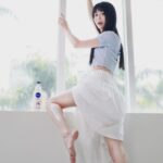 Ping-Ya Tai Instagram - 認識我的人都知道我超怕變黑 而且一黑就會超明顯！尤其是在鏡頭前 畢竟不是天生超級白肉底 對呀 儘管已經能不出門就不出門了 但迫於家還有男友（Mac）小孩（阿甜）要養 還是常常得在豔陽高照的大熱天拍攝 冬天包緊緊的還沒事，但夏天想躲都躲不掉！ 常常拍攝完回家洗澡時 發現青春美麗的肉體竟然多了背心、手錶、脖子色差 直接成為色差系動物本人 照鏡子會不小心嚇到自己的程度... 還好我有妮維雅亮白極致嫩膚乳液！ 連續十年No.1美白權威，可以當個零色差公主 因為它含有95%高純度維他命C、50倍維他命C之卡姆果、甘草成分 而且只要5天！就可以瞬間讓肌膚變得更亮白 加上還有酪梨油、綠茶等成分，可以24小時長效保濕 前陣子曬黑剛好測試，真的只有5天恢復成原本膚色！ 美少女我本人不會被這個夏天打敗的... 出門口訣：手機、鑰匙、錢包 睡前口訣：擦乳液、變白、保濕 擦乳液已變成每天晚上給自己一個儀式感 雖然年過30…但還是要當個白白香香嫩嫩的女森吧 現在洗澡時都會心情很好的欣賞自己亮白、膚色均勻的肌膚？ 嗯對...已強迫分享給同事們了，每天監督他們使用 年終考核多一項：檢查身體是否有色差 也把夏天必備的乳液分享給超級白的安啾 @anjouclever #妮維雅 #NIVEA #終結色差系動物 #5天極致亮白 #亮白極致嫩膚乳液 #No1美白專家