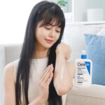 Ping-Ya Tai Instagram - 每次遇上天氣變化 me的皮膚就會乾癢出屑 我這火辣的身材怎麼可以被這些屑屑玷污？   上次Cosplay冰雪女王遇到乾妹妹還得幫她擦乳液 這次扮演呷麵女郎也因為抓癢痕跡而被瘋狂粉絲認出 每到這種危肌時刻就要出動我的愛—適樂膚CeraVe   別的時候你沒買就算了 但雙11這麼優惠錯過就真的恩湯 全館限時85折！ 一年就這麼一次最後優惠！ 一年四季的份我都要趁這次囤起來   適樂膚CeraVe有兩款超強保濕產品 可以根據肌膚需求選擇不同的質地 長效清爽保濕乳、長效潤澤修護霜 兩款都不會黏又好保濕   其中含有的高效三重神經醯胺 (EOP、AP、NP) 可以修護肌膚脫屑及乾癢症狀 除了有美國濕疹協會的安心認證外 保濕舒緩效果也好到連美國皮膚科醫師都第一推薦 而且就因為它的成分很單純 不管是阿公阿嬤爸爸媽媽叔叔阿姨嬸嬸外甥鄰居都可以用 各種乾、各種癢、各種屑都能OUT 現在就手機打開立刻就到momo/蝦皮搶購   偷偷預告這兩天我會上線直播熱舞（並沒有） 大家會準時收看咩？   #適樂膚 #CeraVe #長效清爽保濕乳 #長效潤澤修護霜 #美國皮膚科醫生第一推薦