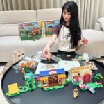 Ping-Ya Tai Instagram - 最近愛上了拼樂高！ 有看得出我的限動不是喵喵、就是拼樂高吧？ 揪似...真的會情不自禁的想快點完成擺起來 雖然過程中我要一直努力不要讓我的玩具變成Mac的玩具 😂 今天要跟大家分享剛完成的寶貝們—— 樂高®動物森友會TM系列 總共有五組！瘋掉！ 完美復刻了動森島上的情境！ 77046 朱黎的生日派對 除了有馬兒朱黎人偶，還有動物森友會TM系列電動遊戲的配件 有蛋糕、蠟燭、氣球、禮物一起慶祝，打造出你喜歡的派對裝飾 重點！朱黎溜滑板超級酷炫！！！ 77047 莉莉安的歡樂露營 跟著莉莉安一起露營搭帳篷、升營火 小河上方還有鉸鏈功能，可以讓莉莉安撐竿跳過河 還有內個...樹上的小櫻桃好少女心 77048 航平的乘船旅行 這是我最喜歡的一盒！！！有超級豐富的小物件 完全就是動物森友會的無人島，細節滿滿誒！ 想像自己躺在被竹子椰子樹圍繞的紅色躺椅上 跟搭船來的烏龜朋友打招呼、約...釣魚？ 77049 西施惠，歡迎來我家 跟傳說中穿著Gucci偷懶的高級上班族西施惠一起參觀音音家 還可以自己配置家具、更換窗框，重新組裝房屋的外觀 把室外的澆花、寄信郵筒玩一玩 再進到房屋喝茶休息 77050 Nook 商店與彭花的家 這套也是很物超所值的一組！竟然有兩棟房子 尤其是翻到背面可以自行規劃商店與彭花家的建築設計 可以利用遊戲中熟悉的配件，組裝變成你喜歡的家 不論是放在家中自娛娛人？或是要送禮都超適合 拼完整個人都跟著很精緻起來了！ 而且整組都是很有質感的印刷磚 還可以把這五個樂高組合結合起來，客製化自己的小島唷！ 阿甜：內～什麼時候會出我的樂高？  @legotw_official #台灣樂高 # #樂高動物森友會 #樂高島民集合啦