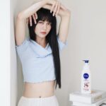 Ping-Ya Tai Instagram - 認識我的人都知道我超怕變黑 而且一黑就會超明顯！尤其是在鏡頭前 畢竟不是天生超級白肉底 對呀 儘管已經能不出門就不出門了 但迫於家還有男友（Mac）小孩（阿甜）要養 還是常常得在豔陽高照的大熱天拍攝 冬天包緊緊的還沒事，但夏天想躲都躲不掉！ 常常拍攝完回家洗澡時 發現青春美麗的肉體竟然多了背心、手錶、脖子色差 直接成為色差系動物本人 照鏡子會不小心嚇到自己的程度... 還好我有妮維雅亮白極致嫩膚乳液！ 連續十年No.1美白權威，可以當個零色差公主 因為它含有95%高純度維他命C、50倍維他命C之卡姆果、甘草成分 而且只要5天！就可以瞬間讓肌膚變得更亮白 加上還有酪梨油、綠茶等成分，可以24小時長效保濕 前陣子曬黑剛好測試，真的只有5天恢復成原本膚色！ 美少女我本人不會被這個夏天打敗的... 出門口訣：手機、鑰匙、錢包 睡前口訣：擦乳液、變白、保濕 擦乳液已變成每天晚上給自己一個儀式感 雖然年過30…但還是要當個白白香香嫩嫩的女森吧 現在洗澡時都會心情很好的欣賞自己亮白、膚色均勻的肌膚？ 嗯對...已強迫分享給同事們了，每天監督他們使用 年終考核多一項：檢查身體是否有色差 也把夏天必備的乳液分享給超級白的安啾 @anjouclever #妮維雅 #NIVEA #終結色差系動物 #5天極致亮白 #亮白極致嫩膚乳液 #No1美白專家