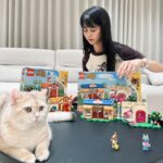 Ping-Ya Tai Instagram - 最近愛上了拼樂高！ 有看得出我的限動不是喵喵、就是拼樂高吧？ 揪似...真的會情不自禁的想快點完成擺起來 雖然過程中我要一直努力不要讓我的玩具變成Mac的玩具 😂 今天要跟大家分享剛完成的寶貝們—— 樂高®動物森友會TM系列 總共有五組！瘋掉！ 完美復刻了動森島上的情境！ 77046 朱黎的生日派對 除了有馬兒朱黎人偶，還有動物森友會TM系列電動遊戲的配件 有蛋糕、蠟燭、氣球、禮物一起慶祝，打造出你喜歡的派對裝飾 重點！朱黎溜滑板超級酷炫！！！ 77047 莉莉安的歡樂露營 跟著莉莉安一起露營搭帳篷、升營火 小河上方還有鉸鏈功能，可以讓莉莉安撐竿跳過河 還有內個...樹上的小櫻桃好少女心 77048 航平的乘船旅行 這是我最喜歡的一盒！！！有超級豐富的小物件 完全就是動物森友會的無人島，細節滿滿誒！ 想像自己躺在被竹子椰子樹圍繞的紅色躺椅上 跟搭船來的烏龜朋友打招呼、約...釣魚？ 77049 西施惠，歡迎來我家 跟傳說中穿著Gucci偷懶的高級上班族西施惠一起參觀音音家 還可以自己配置家具、更換窗框，重新組裝房屋的外觀 把室外的澆花、寄信郵筒玩一玩 再進到房屋喝茶休息 77050 Nook 商店與彭花的家 這套也是很物超所值的一組！竟然有兩棟房子 尤其是翻到背面可以自行規劃商店與彭花家的建築設計 可以利用遊戲中熟悉的配件，組裝變成你喜歡的家 不論是放在家中自娛娛人？或是要送禮都超適合 拼完整個人都跟著很精緻起來了！ 而且整組都是很有質感的印刷磚 還可以把這五個樂高組合結合起來，客製化自己的小島唷！ 阿甜：內～什麼時候會出我的樂高？  @legotw_official #台灣樂高 # #樂高動物森友會 #樂高島民集合啦