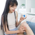 Ping-Ya Tai Instagram - 每次遇上天氣變化 me的皮膚就會乾癢出屑 我這火辣的身材怎麼可以被這些屑屑玷污？   上次Cosplay冰雪女王遇到乾妹妹還得幫她擦乳液 這次扮演呷麵女郎也因為抓癢痕跡而被瘋狂粉絲認出 每到這種危肌時刻就要出動我的愛—適樂膚CeraVe   別的時候你沒買就算了 但雙11這麼優惠錯過就真的恩湯 全館限時85折！ 一年就這麼一次最後優惠！ 一年四季的份我都要趁這次囤起來   適樂膚CeraVe有兩款超強保濕產品 可以根據肌膚需求選擇不同的質地 長效清爽保濕乳、長效潤澤修護霜 兩款都不會黏又好保濕   其中含有的高效三重神經醯胺 (EOP、AP、NP) 可以修護肌膚脫屑及乾癢症狀 除了有美國濕疹協會的安心認證外 保濕舒緩效果也好到連美國皮膚科醫師都第一推薦 而且就因為它的成分很單純 不管是阿公阿嬤爸爸媽媽叔叔阿姨嬸嬸外甥鄰居都可以用 各種乾、各種癢、各種屑都能OUT 現在就手機打開立刻就到momo/蝦皮搶購   偷偷預告這兩天我會上線直播熱舞（並沒有） 大家會準時收看咩？   #適樂膚 #CeraVe #長效清爽保濕乳 #長效潤澤修護霜 #美國皮膚科醫生第一推薦