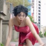 Ping-Ya Tai Instagram - 要成為精緻女孩有多不容易？ Bad蒂小姐為了成為第一女主角 甚至從一隻法國貴賓犬轉生成人類？ （有人知道這個原作設定嗎！🙋‍♀️） 不惜一切的讓生活精緻再精緻！ 否則隨時可能被降回街上的寵物群演 不只穿得用的要精緻！連吃的也要很精緻才行～ 今年冬天Bad蒂小姐要報給大家好消息 7-ELEVEN 苺好幻想草莓季來囉 讓你輕鬆成為精緻girl（boy也行啦） 有超過60樣台日韓草莓風味食飲品、卡通聯名週邊 2023/12/27-2024/1/24 指定糖果、零食任選2件8折3件77折 還有7-ELEVEN限定販售的全新「樂事與韓國超人氣IP-短尾袋鼠Dinotaeng 聯名歡樂分享組」 內含超可愛Dinotaeng短尾袋鼠手提袋、軟Q絨毛抱枕以及6包樂事洋芋片 粉絲絕對必收! 12/27 上午11:00起限量預購2023年全新迪士尼草莓系列聯名週邊 野獸國迪士尼口袋植物系列公仔-草莓特別版三入組(奇奇蒂蒂 熊抱哥) 預購價999元/組 迪士尼小熊維尼草莓裝絨毛娃娃 預購價449元/組 Bad蒂：「好累...我還是當回一條狗算了？」 #Bad蒂小姐的一生 #7ELEVEN草莓季 #711莓好幻想草莓季 #草莓季 @7eleventw
