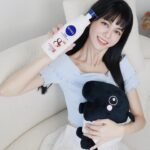 Ping-Ya Tai Instagram - 認識我的人都知道我超怕變黑 而且一黑就會超明顯！尤其是在鏡頭前 畢竟不是天生超級白肉底 對呀 儘管已經能不出門就不出門了 但迫於家還有男友（Mac）小孩（阿甜）要養 還是常常得在豔陽高照的大熱天拍攝 冬天包緊緊的還沒事，但夏天想躲都躲不掉！ 常常拍攝完回家洗澡時 發現青春美麗的肉體竟然多了背心、手錶、脖子色差 直接成為色差系動物本人 照鏡子會不小心嚇到自己的程度... 還好我有妮維雅亮白極致嫩膚乳液！ 連續十年No.1美白權威，可以當個零色差公主 因為它含有95%高純度維他命C、50倍維他命C之卡姆果、甘草成分 而且只要5天！就可以瞬間讓肌膚變得更亮白 加上還有酪梨油、綠茶等成分，可以24小時長效保濕 前陣子曬黑剛好測試，真的只有5天恢復成原本膚色！ 美少女我本人不會被這個夏天打敗的... 出門口訣：手機、鑰匙、錢包 睡前口訣：擦乳液、變白、保濕 擦乳液已變成每天晚上給自己一個儀式感 雖然年過30…但還是要當個白白香香嫩嫩的女森吧 現在洗澡時都會心情很好的欣賞自己亮白、膚色均勻的肌膚？ 嗯對...已強迫分享給同事們了，每天監督他們使用 年終考核多一項：檢查身體是否有色差 也把夏天必備的乳液分享給超級白的安啾 @anjouclever #妮維雅 #NIVEA #終結色差系動物 #5天極致亮白 #亮白極致嫩膚乳液 #No1美白專家