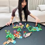 Ping-Ya Tai Instagram - 最近愛上了拼樂高！ 有看得出我的限動不是喵喵、就是拼樂高吧？ 揪似...真的會情不自禁的想快點完成擺起來 雖然過程中我要一直努力不要讓我的玩具變成Mac的玩具 😂 今天要跟大家分享剛完成的寶貝們—— 樂高®動物森友會TM系列 總共有五組！瘋掉！ 完美復刻了動森島上的情境！ 77046 朱黎的生日派對 除了有馬兒朱黎人偶，還有動物森友會TM系列電動遊戲的配件 有蛋糕、蠟燭、氣球、禮物一起慶祝，打造出你喜歡的派對裝飾 重點！朱黎溜滑板超級酷炫！！！ 77047 莉莉安的歡樂露營 跟著莉莉安一起露營搭帳篷、升營火 小河上方還有鉸鏈功能，可以讓莉莉安撐竿跳過河 還有內個...樹上的小櫻桃好少女心 77048 航平的乘船旅行 這是我最喜歡的一盒！！！有超級豐富的小物件 完全就是動物森友會的無人島，細節滿滿誒！ 想像自己躺在被竹子椰子樹圍繞的紅色躺椅上 跟搭船來的烏龜朋友打招呼、約...釣魚？ 77049 西施惠，歡迎來我家 跟傳說中穿著Gucci偷懶的高級上班族西施惠一起參觀音音家 還可以自己配置家具、更換窗框，重新組裝房屋的外觀 把室外的澆花、寄信郵筒玩一玩 再進到房屋喝茶休息 77050 Nook 商店與彭花的家 這套也是很物超所值的一組！竟然有兩棟房子 尤其是翻到背面可以自行規劃商店與彭花家的建築設計 可以利用遊戲中熟悉的配件，組裝變成你喜歡的家 不論是放在家中自娛娛人？或是要送禮都超適合 拼完整個人都跟著很精緻起來了！ 而且整組都是很有質感的印刷磚 還可以把這五個樂高組合結合起來，客製化自己的小島唷！ 阿甜：內～什麼時候會出我的樂高？  @legotw_official #台灣樂高 # #樂高動物森友會 #樂高島民集合啦