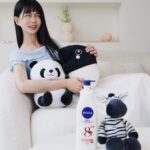 Ping-Ya Tai Instagram - 認識我的人都知道我超怕變黑 而且一黑就會超明顯！尤其是在鏡頭前 畢竟不是天生超級白肉底 對呀 儘管已經能不出門就不出門了 但迫於家還有男友（Mac）小孩（阿甜）要養 還是常常得在豔陽高照的大熱天拍攝 冬天包緊緊的還沒事，但夏天想躲都躲不掉！ 常常拍攝完回家洗澡時 發現青春美麗的肉體竟然多了背心、手錶、脖子色差 直接成為色差系動物本人 照鏡子會不小心嚇到自己的程度... 還好我有妮維雅亮白極致嫩膚乳液！ 連續十年No.1美白權威，可以當個零色差公主 因為它含有95%高純度維他命C、50倍維他命C之卡姆果、甘草成分 而且只要5天！就可以瞬間讓肌膚變得更亮白 加上還有酪梨油、綠茶等成分，可以24小時長效保濕 前陣子曬黑剛好測試，真的只有5天恢復成原本膚色！ 美少女我本人不會被這個夏天打敗的... 出門口訣：手機、鑰匙、錢包 睡前口訣：擦乳液、變白、保濕 擦乳液已變成每天晚上給自己一個儀式感 雖然年過30…但還是要當個白白香香嫩嫩的女森吧 現在洗澡時都會心情很好的欣賞自己亮白、膚色均勻的肌膚？ 嗯對...已強迫分享給同事們了，每天監督他們使用 年終考核多一項：檢查身體是否有色差 也把夏天必備的乳液分享給超級白的安啾 @anjouclever #妮維雅 #NIVEA #終結色差系動物 #5天極致亮白 #亮白極致嫩膚乳液 #No1美白專家