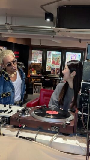 Pinyadar Salinvarradar Instagram - จะบ้าตายไม่เคยถ่ายกับแขกคนไหนแล้วหน้าแดงขนาดนี้ 😂🫣 ขอบคุณพี่บิ๊กมากๆนะคะ @d.gerrardd 🙏🏻 แล้วก็มีเรื่องความในใจด้วยว่า ขอโทษมากๆที่เคยเรียกพี่บิ๊กว่า ” ดีการาจ “ แบบออกสื่อเลย 🥹 ฝากติดตามรายการ คาปาก ออนวันที่ 16 มีนา Youtube : Zense Entertainment ค่ะ 💖