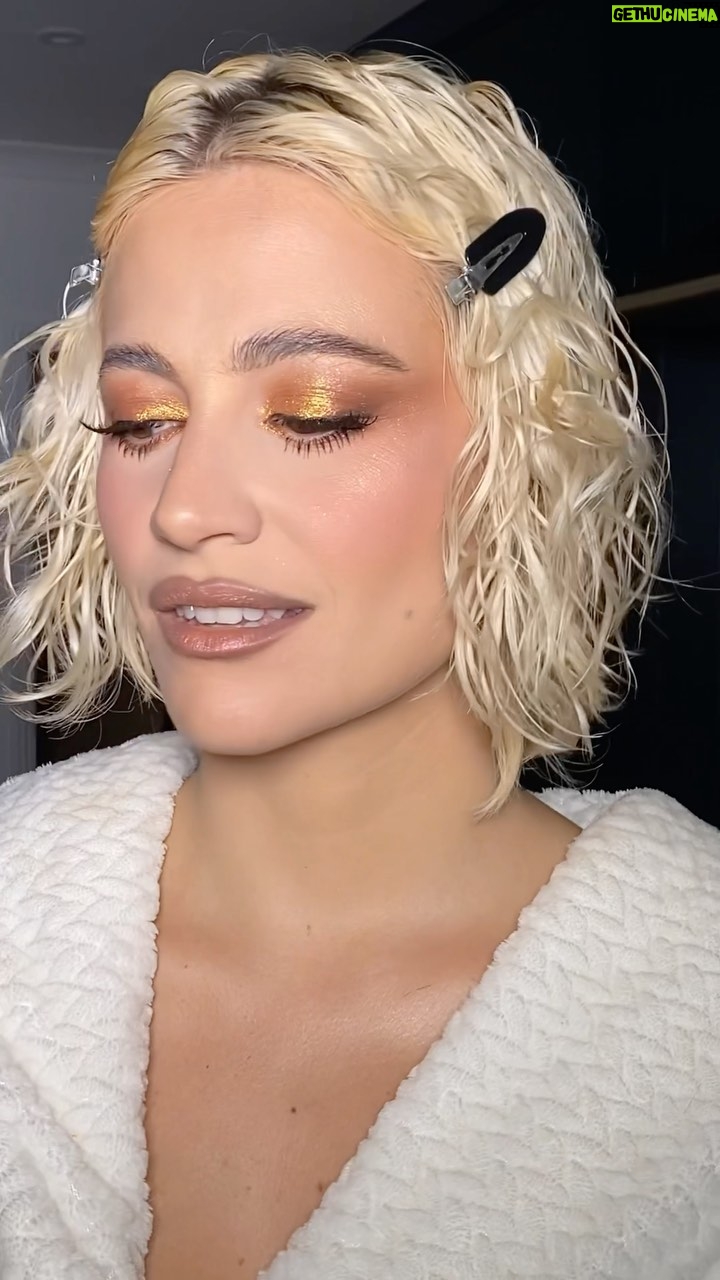 Pixie Lott Instagram - ✨✨✨✨✨ copper eyes shimmer lips @claudianeacsu