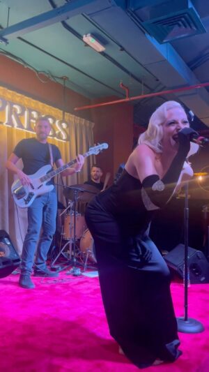Pixie Lott Instagram - wellllll that was a funnnnnnnnnnn !!!! 💋 my love for the legendary @pizzaexpresslivejlt won’t ever endddd