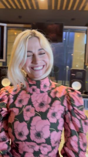 Pixie Lott Instagram - guyssss @tobygadmusic x @chapterandversemusic x @afsheenmusic new song is out on April 19th ⚡️💓🌸 I’m so happy to have helped write it and to singgggg on it. everybody pre save their single in my bioooo