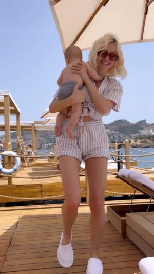 Pixie Lott Instagram - obsessed w @che.studios   bert 🌴