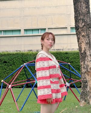 Ploi Horwang Instagram - กำลังเก๊กท่าถ่ายรูปชุด @janesuda_collection ให้แม่ @janesuda —> อยู่ดีๆฝนก็ตกใส่เลยยย ดูจากภาพกันเอาเองวิ่งสุดด ปุ๊ก็ถ่ายไม่หยุด!!!