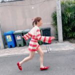 Ploi Horwang Instagram - กำลังเก๊กท่าถ่ายรูปชุด @janesuda_collection ให้แม่ @janesuda —> อยู่ดีๆฝนก็ตกใส่เลยยย ดูจากภาพกันเอาเองวิ่งสุดด ปุ๊ก็ถ่ายไม่หยุด!!!