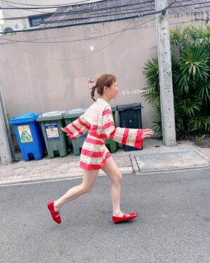 Ploi Horwang Instagram - กำลังเก๊กท่าถ่ายรูปชุด @janesuda_collection ให้แม่ @janesuda —> อยู่ดีๆฝนก็ตกใส่เลยยย ดูจากภาพกันเอาเองวิ่งสุดด ปุ๊ก็ถ่ายไม่หยุด!!!