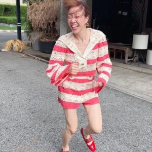 Ploi Horwang Instagram - กำลังเก๊กท่าถ่ายรูปชุด @janesuda_collection ให้แม่ @janesuda —> อยู่ดีๆฝนก็ตกใส่เลยยย ดูจากภาพกันเอาเองวิ่งสุดด ปุ๊ก็ถ่ายไม่หยุด!!!