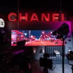 Ploi Horwang Instagram - CHANEL ROUGE ALLURE VELVET NUIT BLANCHE POP-UP เข้าไปที่ป๊อบอัพครั้งนี้ได้ความรู้สึกเหมือนเราอยู่ถนนแห่งหนึ่งที่มีทั้งโรงหนัง มี night club มี speak easy bar แล้วก็มีร้านสะดวกซื้อ คือเจ๋งมากกก แล้วลิปสติกคอลเลคชั่นนี้ไม่มีชื่อนะคะมีแต่เวลาของตอนกลางคืน สีที่พลอยชอบที่สุดคือตอนตีหนึ่ง 555 1:00 am ใครอยากมาดู POP-UP นี้อย่าลืมลงทะเบียนนะคะมันน่ารักมากและเก๋มากๆ 👩🏻‍🦰💄🫶🏻 #CHANELMakeup #CHANELBeauty #RougeAllure #CHANELNuitBlanche ลงทะเบียนล่วงหน้า www.chanel.com/-RAVPopup-TH