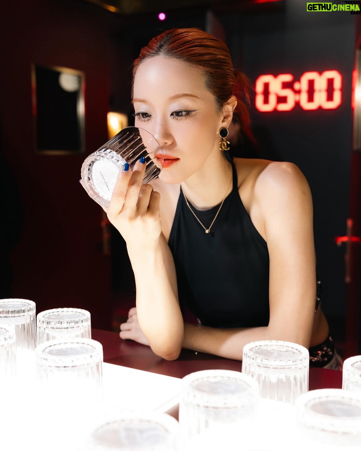 Ploi Horwang Instagram - CHANEL ROUGE ALLURE VELVET NUIT BLANCHE POP-UP เข้าไปที่ป๊อบอัพครั้งนี้ได้ความรู้สึกเหมือนเราอยู่ถนนแห่งหนึ่งที่มีทั้งโรงหนัง มี night club มี speak easy bar แล้วก็มีร้านสะดวกซื้อ คือเจ๋งมากกก แล้วลิปสติกคอลเลคชั่นนี้ไม่มีชื่อนะคะมีแต่เวลาของตอนกลางคืน สีที่พลอยชอบที่สุดคือตอนตีหนึ่ง 555 1:00 am ใครอยากมาดู POP-UP นี้อย่าลืมลงทะเบียนนะคะมันน่ารักมากและเก๋มากๆ 👩🏻🦰💄🫶🏻 #CHANELMakeup #CHANELBeauty #RougeAllure #CHANELNuitBlanche ลงทะเบียนล่วงหน้า www.chanel.com/-RAVPopup-TH