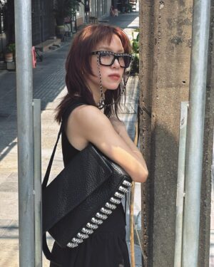 Ploi Horwang Instagram - อยู่เมืองไทยแต่ถ่ายให้เหมือนอยู่เมืองนอก … เลยหรือ
แต่กระเป๋า Ricco bag @alexanderwangny คือโคตรเท่โคตรอันตราย จบ @club21thailand