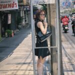 Ploi Horwang Instagram - อยู่เมืองไทยแต่ถ่ายให้เหมือนอยู่เมืองนอก … เลยหรือ แต่กระเป๋า Ricco bag @alexanderwangny คือโคตรเท่โคตรอันตราย จบ @club21thailand