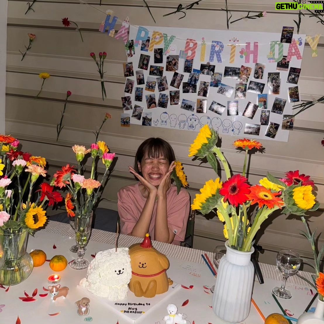 Ploypailin Thangprapaporn Instagram - ใครแรกในชีวิตที่โดนเซอร์ไพส์วันเกิดขนาดนี้! และไม่คิดว่า คนที่ทำให้จะเป็นทีมงานของเราเอง ตอนแรกพูดเล่นๆว่า" ขอเซอร์ไพส์วันเกิดด้วย" คิดแค่ว่าขอเค้ดซักก้อนพอ 🤣 แต่ไม่คิดว่า จะโดนจัดห้อง ทำฉาก สั้งเค้กหน้าน้องหมา ขนาดนี้ แถมยังปิดตาเซอร์ไพส์ พร้อมมีตัดต่อคลิปบอกความในใจ ฟิลแฟนเวอร์ 55555 🥹 เป็นวันเกิดที่ดีมากๆๆๆๆๆ ปีหนึ่งในชีวิตเลย ขอบคุณทีมงานและน้องๆฝึกงานเราทุกคนนะ ที่ตั้งใจทำให้ขนาดนี้ ❤️🥰 และนี้คือทีม Pigkaploy ของฉันนรร