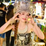 Ploypailin Thangprapaporn Instagram - ถ่ายรูป 4000 บาท ที่จีนได้อะไรบ้าง? ได้ช่างแต่งหน้า ช่างผม ติดขนตาปลอม เทปตาสองชั้น โบกตัวขาวออร่า เรียกได้ว่าแต่งจัดเต็มเหมือนออกงาน (แล้วแต่งโคตรรสวย) ได้ชุดอลังการ (ชุดขึ้นตามราคา ชุดเบาๆก็ถูกลงง55) ได้ช่างภาพถ่ายรูปให้ พร้อมจัดไฟ คิดท่า พาไปถ่ายตามสถานที่จริง จบด้วยได้รูปทุกรูปที่ถ่าย พร้อม รีทัชรูปสวยๆให้ 9 รูป ไม่ชอบคอมเม้นวงให้เขาแก้ได้ และนี้คือรูปที่ผ่านการรีทัชโดยร้านพี่จีนค้าบบ😂 รอประมาณ 1 อาทิตย์